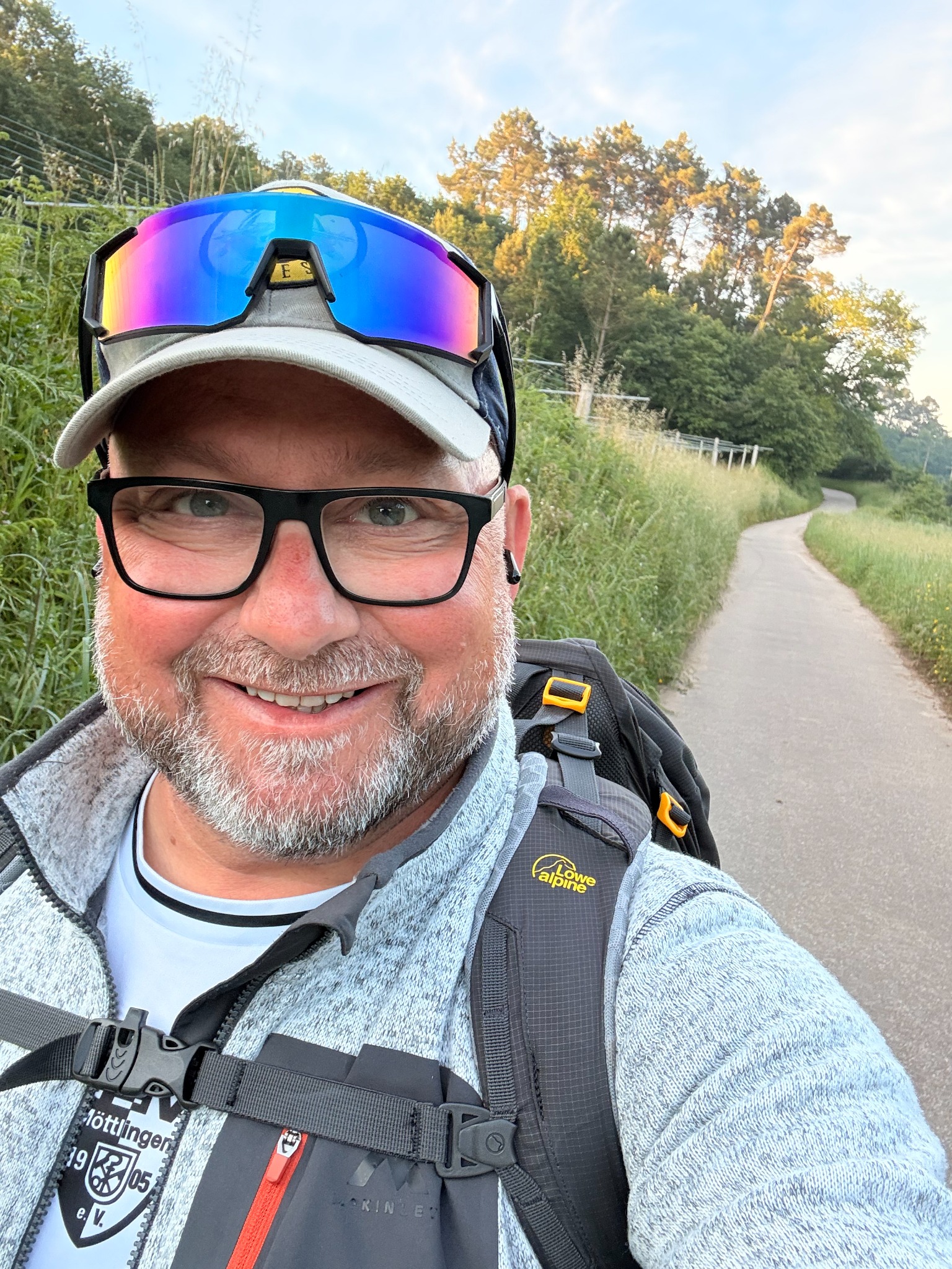 Roberto mit Rucksack auf einem Weg