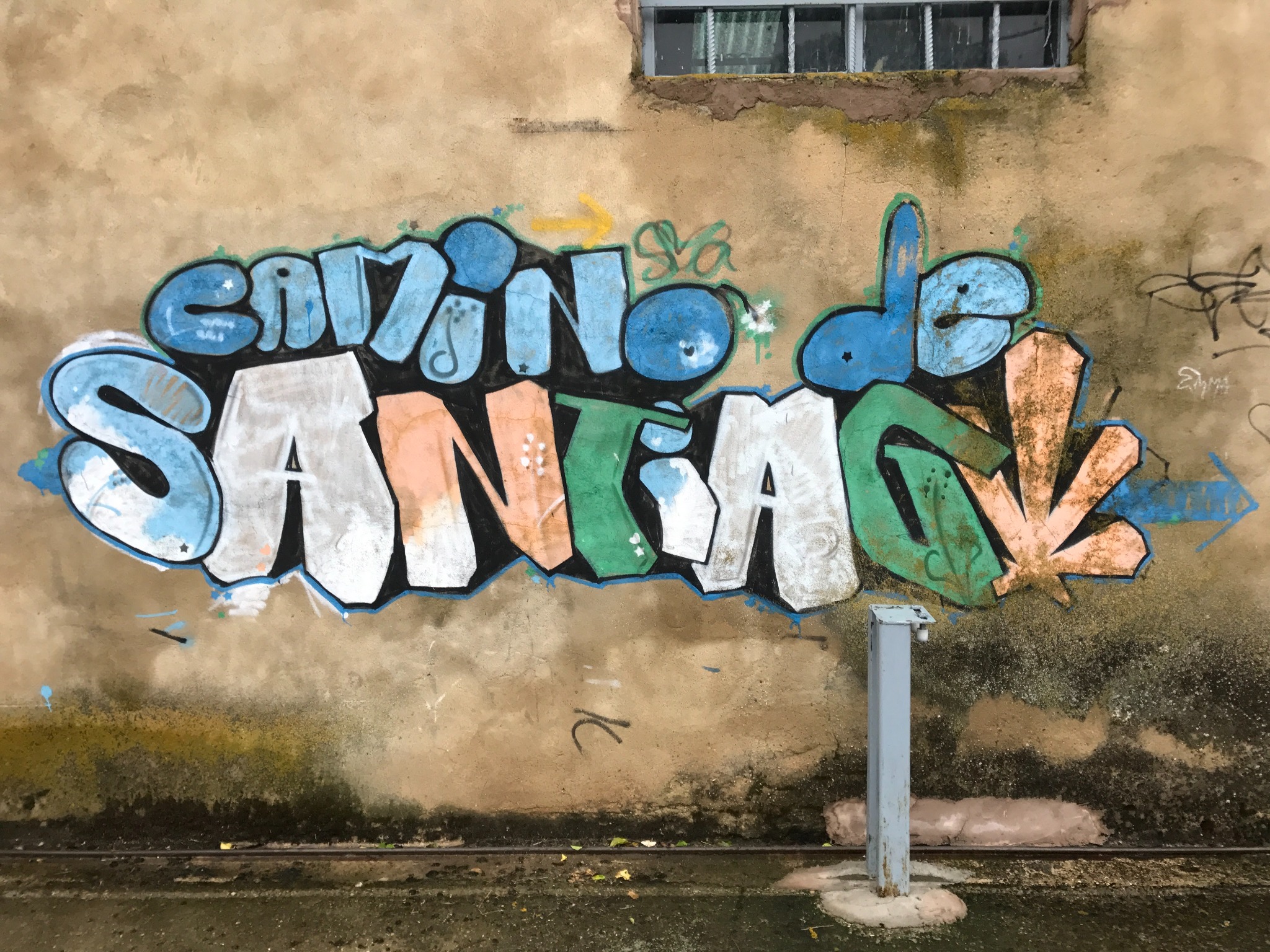 Camino-Graffiti mit Santiago-Schriftzug