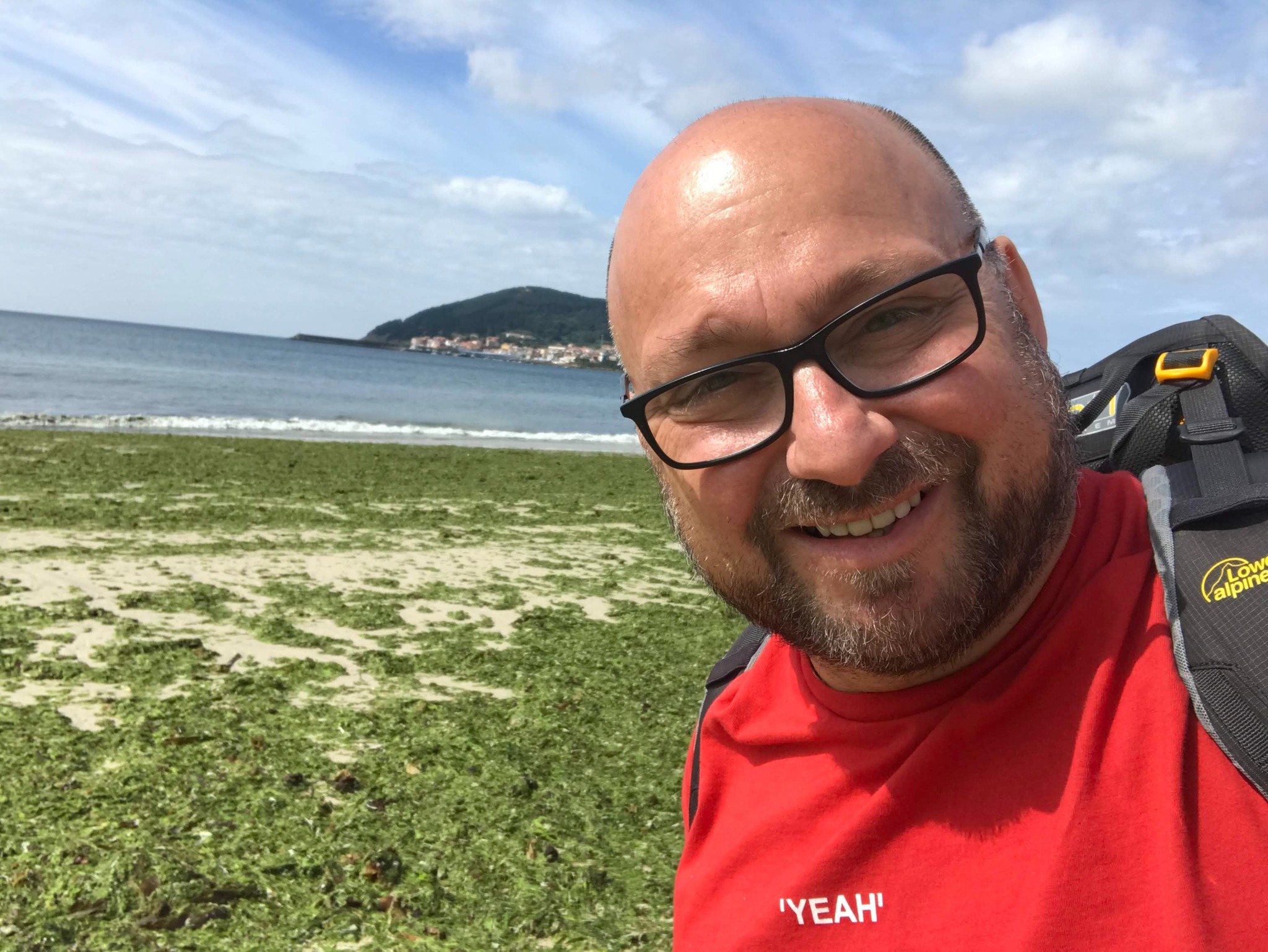 Roberto am Meer mit Rucksack