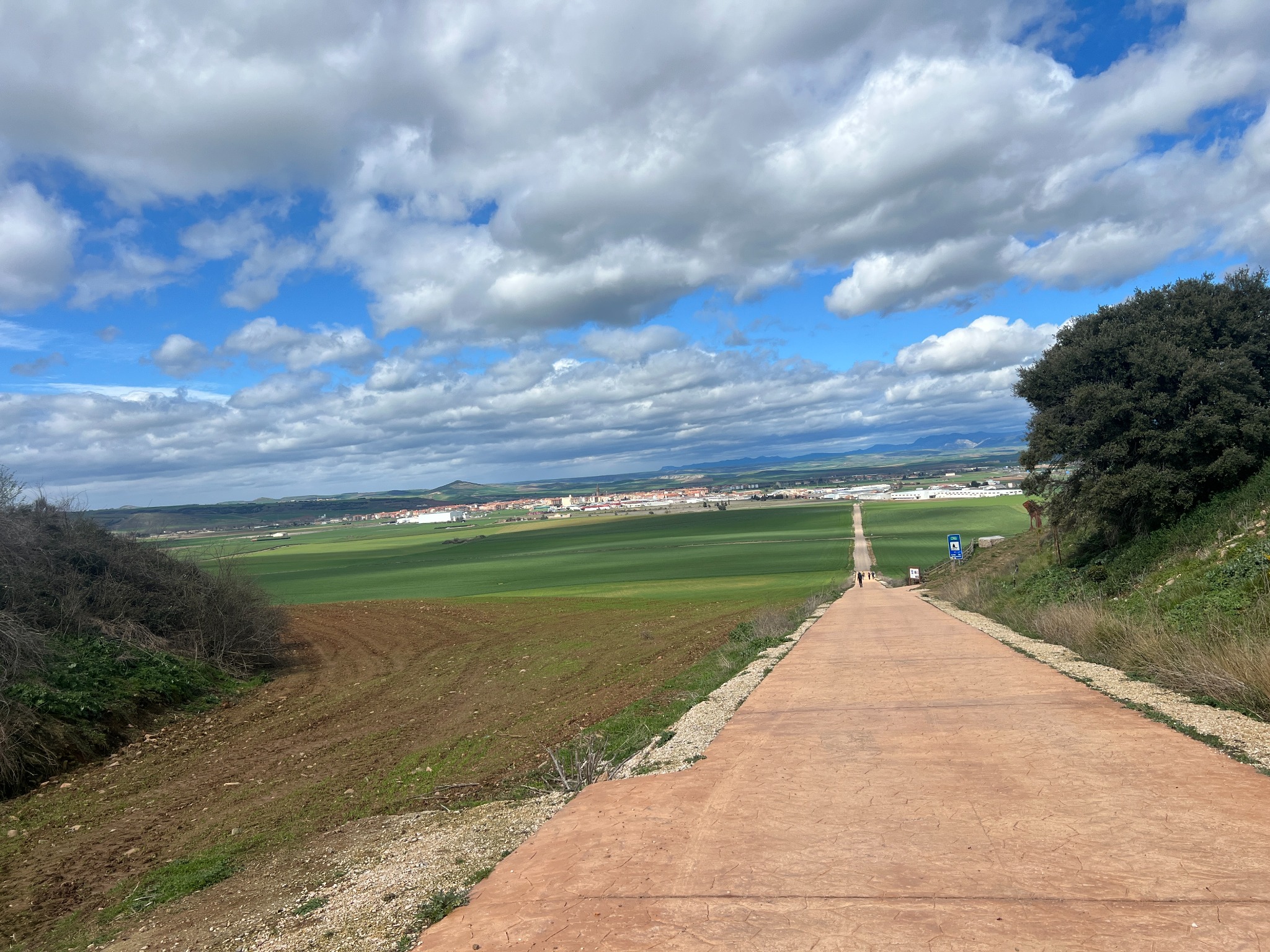 Weiter Weg durch eine offene Landschaft